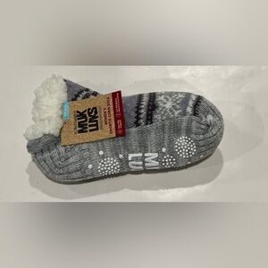 NWT Muk Luks Women S/M 5-7 Gray and White Shortie Cabin Socks Non-Slip Grippers